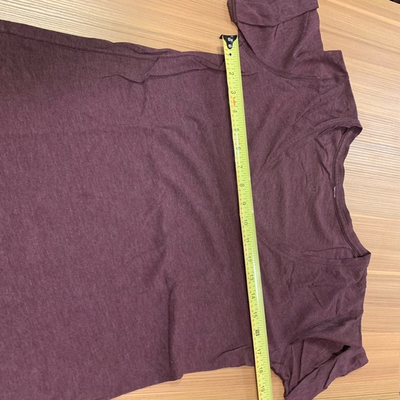 Lululemon love tee v neck 6 EUC - Picture 3 of 6